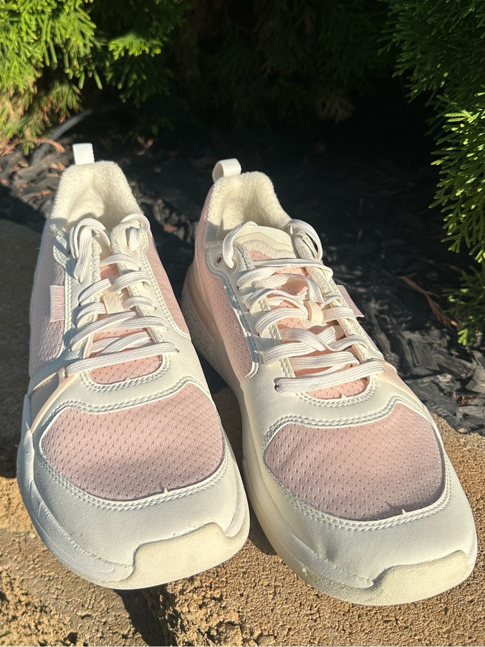 ๐ OluKai Women's Court 'Anau Sneakers in Rose Dust and White Size 10 - Picture 4 of 9
